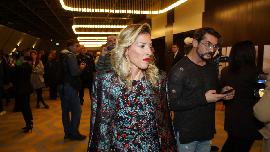 NA NOGAMA KRISTALI OD 140.000 DINARA! Jovana Joksimović kao sa modne piste, a kada vidite cipele, pašće vam vilica