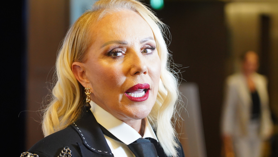 LEPA BRENA U SEDMOJ DECENIJI POZIRALA U TRIKOU Ljudi zanemeli zbog ovog prizora, podigla nogu, pa pokazala skupoceni komad