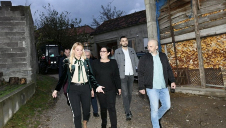 POLJOPRIVREDA ĆE BITI STRATEŠKO OPREDELJENJE NAŠE DRŽAVE Ministarka Jelena Tanasković sa domaćinima na području Niša (FOTO)