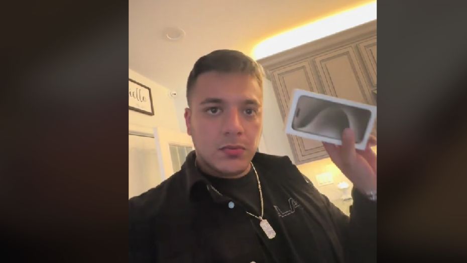 NARUČIO JE 4 AJFONA, A DOBIO GREŠKU VREDNU 90.000 EVRA: Otvorio pošiljku i zanemeo (VIDEO)