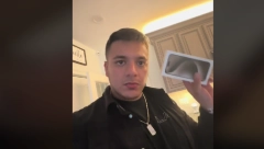 NARUČIO JE 4 AJFONA, A DOBIO GREŠKU VREDNU 90.000 EVRA: Otvorio pošiljku i zanemeo (VIDEO)