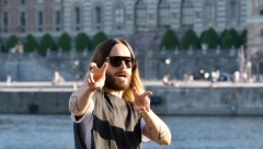 SVI SU NEMO GLEDALI U NJEGOVU OBUĆU Slavni glumac neobičnim detaljem ukrao pažnju prolaznika