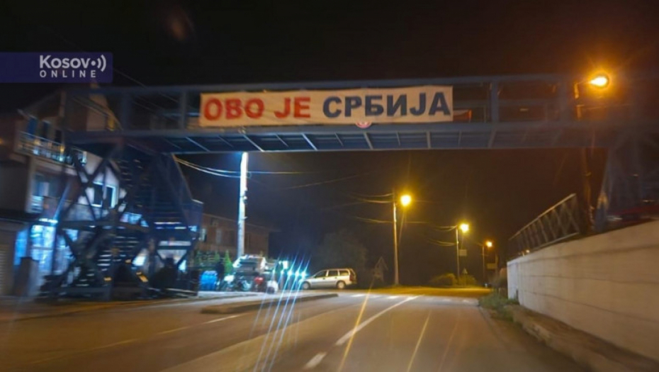 OVO JE SRBIJA! Ponovo postavljen patriotski transparent u Sočanici koji su skinuli Kurtijevi jurišnici