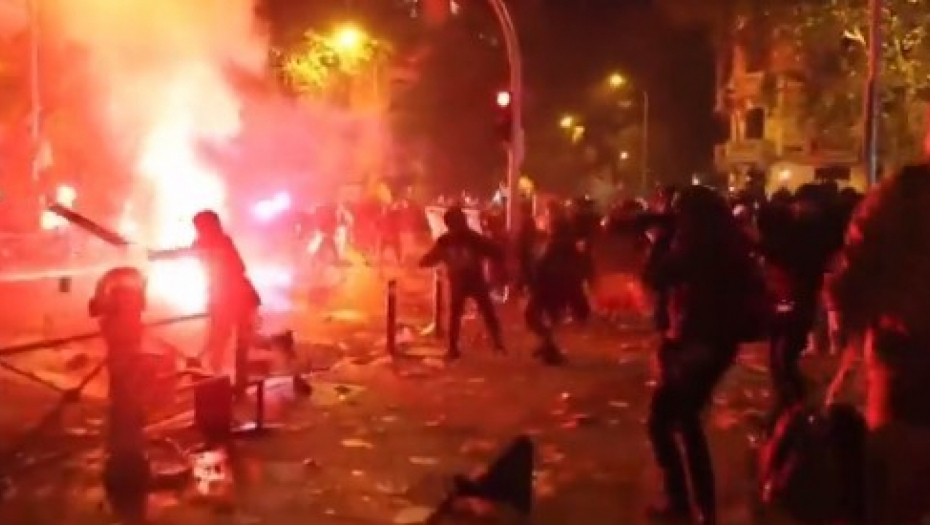 OPET HAOS NA ULICAMA MADRIDA Letele flaše i baklje, policija samo hapsi!