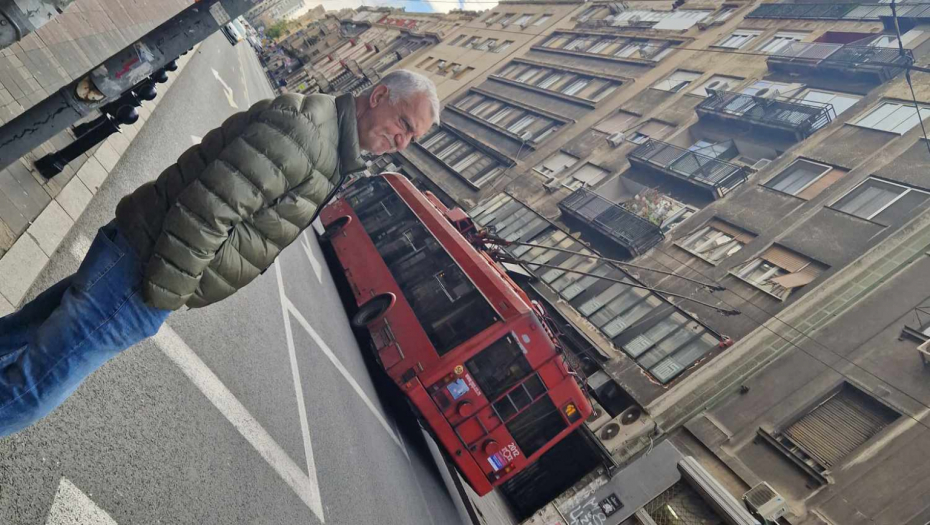 PAPARAZZO Đuro Palica uhvaćen u centru Beograda, a grimase koje je pravio su apsolutni hit!