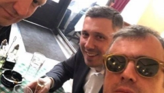 SMEJU SE DOK VARAJU NAROD Boško, Đilas i Sergej bleje u kafani i dogovaraju se kako da ruše državu! (FOTO)