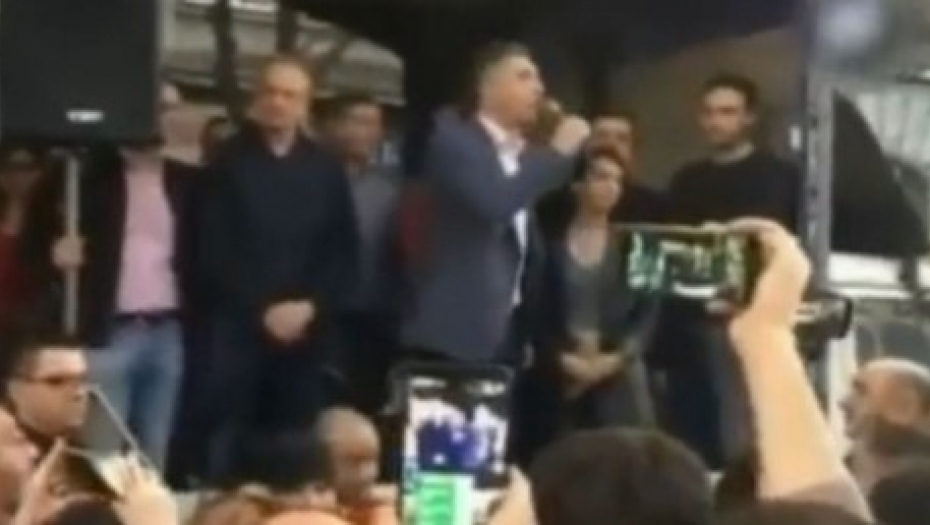NJEMU JE ŽELJA SAMO DA SRUŠI VUČIĆA Boško je i na godišnjicu pogroma pričao o NJEMU, žrtve sa KiM su mu NEBITNE!