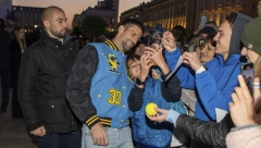 POZNATO JE Evo koliko košta Novakova jakna u kojoj se družio sa navijačima (FOTO)