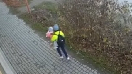 NAJJEZIVIJI SNIMAK IKADA Devojčica se otela iz ruku pijane majke pa izašla na put, usledilo je ono NAJGORE (UZNEMIRUJUĆE)