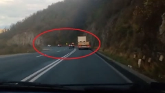 BAHATOST LEVEL PRO Vozač džipa divljao preko pune linije kod Užica, sekunde ga dele da ubije nekoga! (VIDEO)