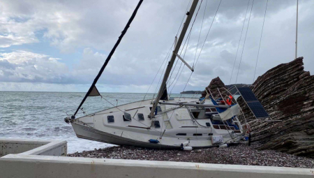 BORBA ZA ŽIVOTE 11 LJUDI NA JADRANU! Izgubili kontrolu nad jedrilicom, vetar ih bacao ka stenama, celu noć trajalo spasavanje