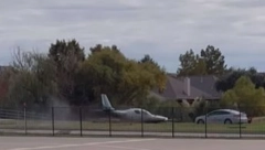 AVION IZLETEO SA PISTE I UDARIO U AUTOMOBIL Kamera snimila jezivu nesreću, ima povređenih (UZNEMIRUJUĆI VIDEO)