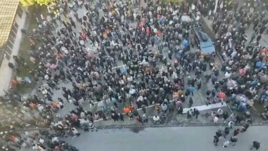 ISPRED HALE OSTALO 3000 LJUDI Smederevo iščekuje predsednikaVučića (FOTO)