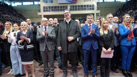 BRINUĆEMO O SVOM NARODU MA GDE DA ŽIVI Vučić se obratio građanima koji su ostali ispred hale: "Vi ste naša snaga"