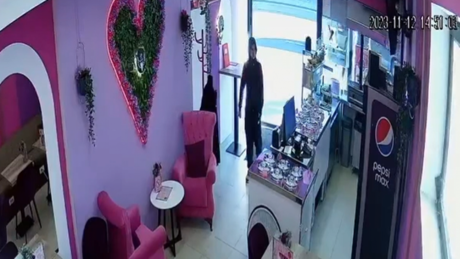 LIK SA KAPULJAČOM UŠETAO U LOKAL, UZEO PARE I... Kamere snimile krađu u centru Beograda, neverovatno kako je nonšalantan (VIDEO)