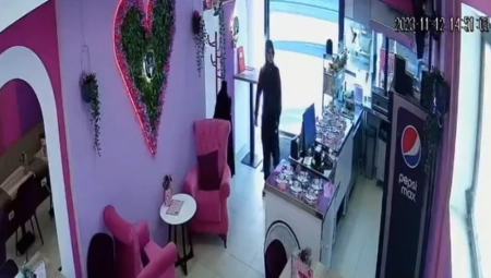 LIK SA KAPULJAČOM UŠETAO U LOKAL, UZEO PARE I... Kamere snimile krađu u centru Beograda, neverovatno kako je nonšalantan (VIDEO)