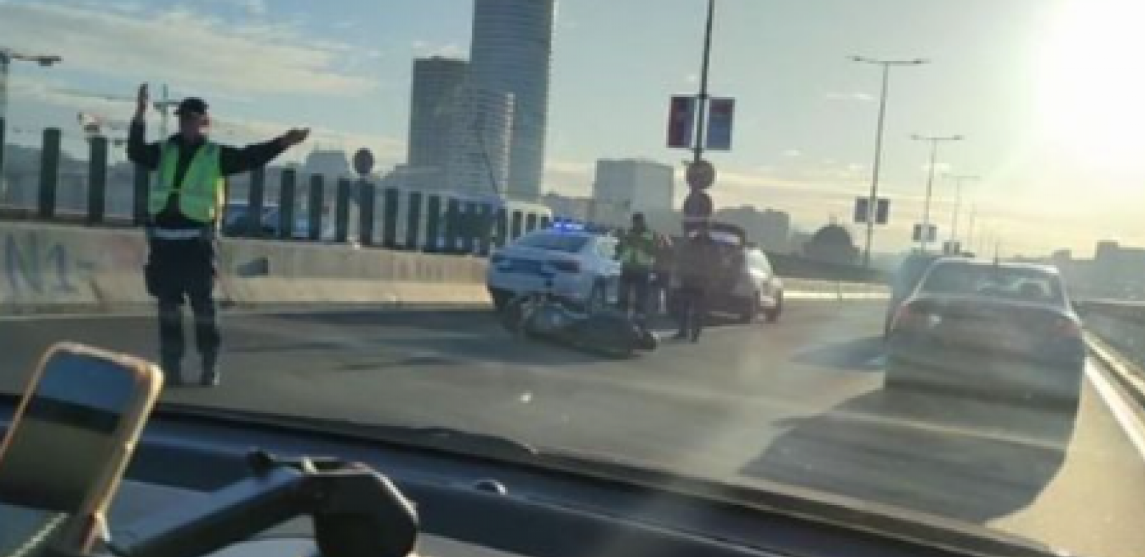KOLIMA OBORILA MOTOCIKLISTU NA MOSTU Haos na Gazeli, čovek leži na zemlji (FOTO)
