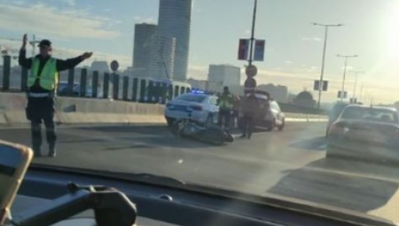 KOLIMA OBORILA MOTOCIKLISTU NA MOSTU Haos na Gazeli, čovek leži na zemlji (FOTO)