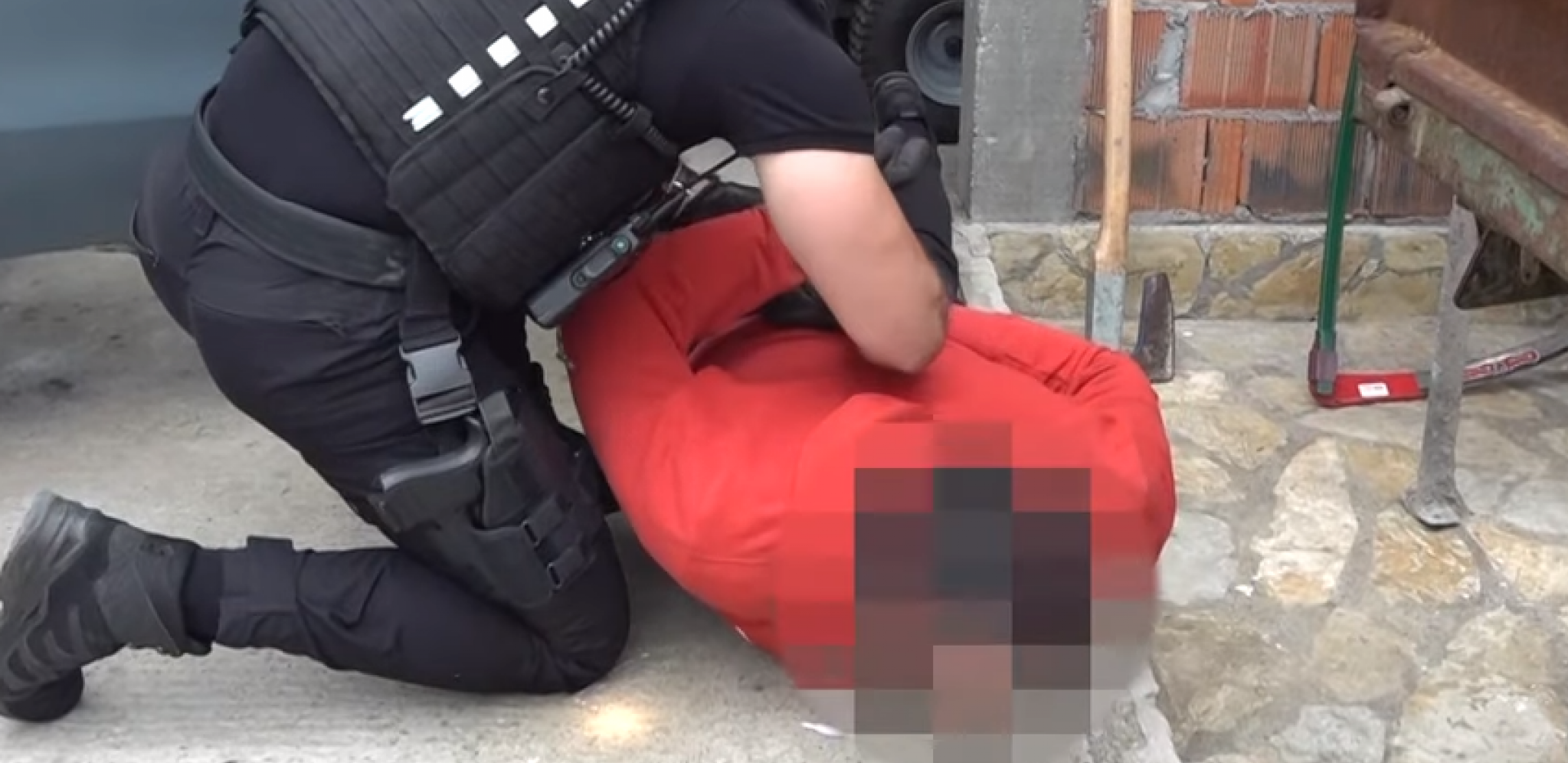 HOROR U NOVOM SADU! POZVAO POLICIJU ZBOG MRTVOG ROĐAKA, PA UHAPŠEN Inspektori odmah rasvetlili težak zločin