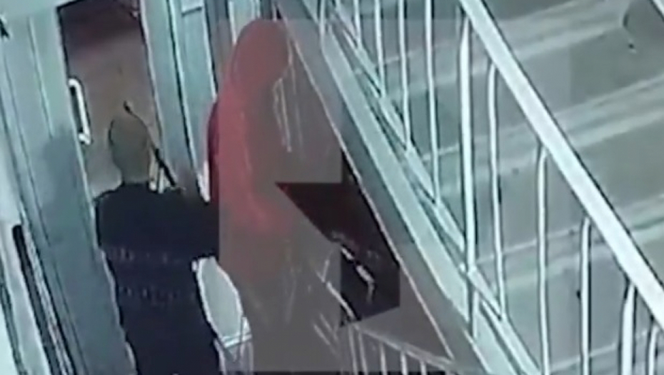 BIVŠI POLICAJAC POKUŠAO DA UKRADE LIFT Kamere zabeležile nesvakidašnju akciju (VIDEO)