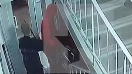 BIVŠI POLICAJAC POKUŠAO DA UKRADE LIFT Kamere zabeležile nesvakidašnju akciju (VIDEO)