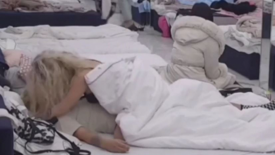 AKCIJA U ELITI PRED PUNOM SPAVAĆOM SOBOM Trese se jorgan planina, uzdasi odzvanjaju Belom kućom