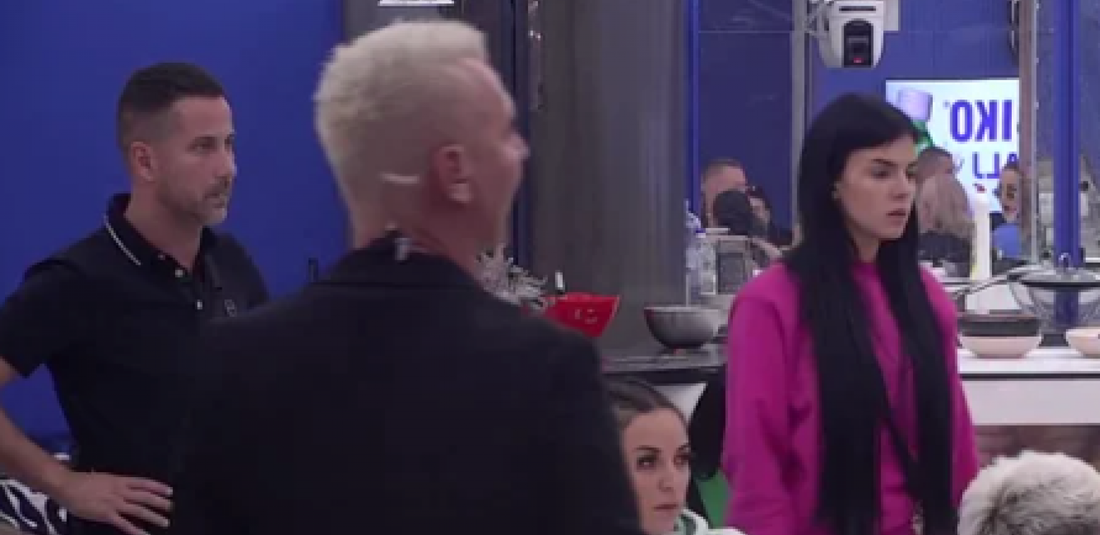 MAJKA TE SMATRA KONKURENCIJOM! Matora bez dlake na jeziku oplela po Aniti