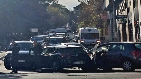 STRAVIČNA NESREĆA NA BANOVOM BRDU Lančani sudar nasred raskrsnice, Hitna pomoć na licu mesta! (FOTO)
