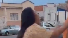 ZATEKLA DEČKA S LJUBAVNICOM U CRKVI Izvukla ga napolje, svi su se krstili šta je uradila (VIDEO)