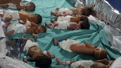 DOBRODOŠLI U SUROVI SVET Doktor objavio slike 36 beba koje su opkolili tenkovi, tri su već umrle (FOTO)