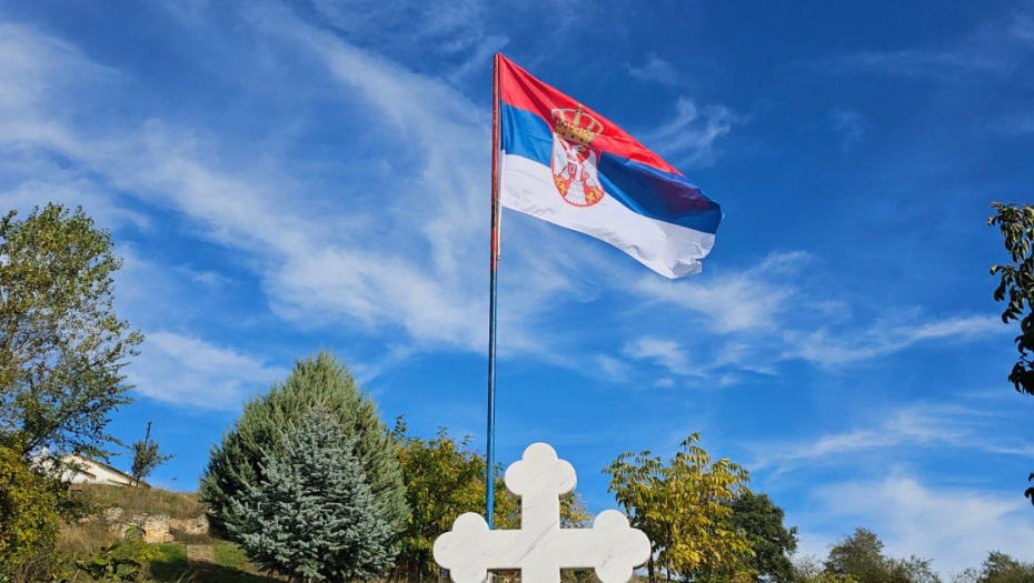 PONOSNO SE VIJORI ZASTAVA: Vraćena srpska trobojka na spomenik kod Orahovca (FOTO/VIDEO)