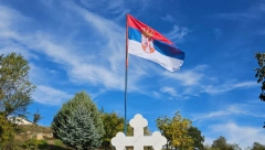 PONOSNO SE VIJORI ZASTAVA: Vraćena srpska trobojka na spomenik kod Orahovca (FOTO/VIDEO)