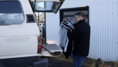 LJUDI PAKUJU STVARI I BEŽE GLAVOM BEZ OBZIRA Rupe gutaju puteve, "kuva" se pod zemljom, cela zemlja je na iglama (VIDEO)