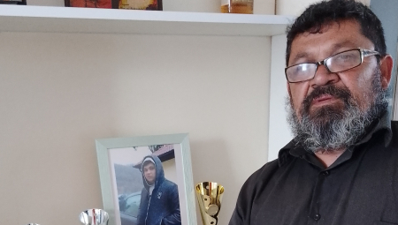 IDEM SINU DA PRAVIM ROĐENDAN NA GROB, A SUD OSLOBODIO SVEŠTENIKA Otac dečaka iz Ljubovije očajan zbog sramne presude