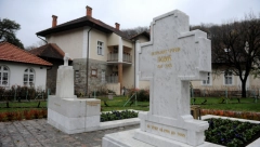 OSEĆAMO TOPLINU NA MESTU GDE JE SAHRANJEN Iz celog sveta dolaze da se pomole na grobu voljenog Patrijarha Pavla