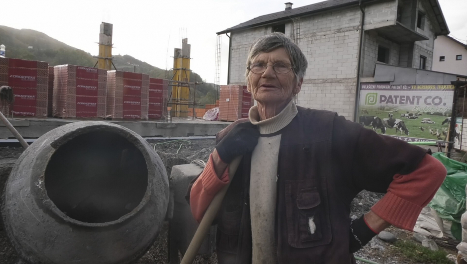 MEŠA MALTER, MOTA ŽICU - ZIDA KUĆU TROSPRATNICU Snežana iz Ivanjice je žena legenda, u osmoj deceniji radi na gradilištu sa suprugom