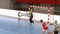 POSTIGNUT NAJBIZARNIJI GOL SEZONE Lopta pogodila prečku pa golmana u glavu, ovo će se prepričavati (VIDEO)