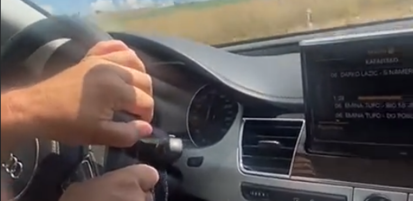 TINEJDŽER IZ SJENICE VOLI DA DIVLJA KOLIMA NA OCA, UHAPSILI GA U BOLNICI Snimao se sa tatom u vožnji 200 na sat, a sada je Emir (20) to platio životom (VIDEO)