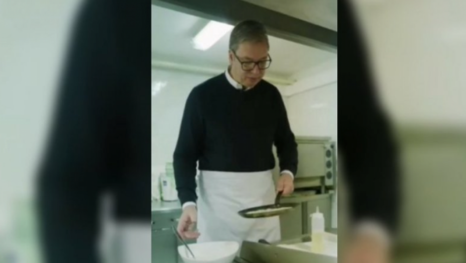 VUČIĆ POKAZAO KULINARSKE SPOSOBNOSTI Pripreme za doček velikog broja gostiju za sutrašnji vinski sajam (VIDEO)