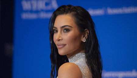 OPTIČKA ILUZIJA ILI LOŠ FOTOŠOP? Detalj na slici Kim Kardašijan zbunio korisnike društvenih mreža