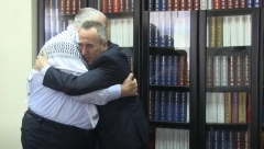 AMBASADOR PALESTINE DOŠAO KOD ŠEŠELJA Lider radikala odmah ogrnuo palestinski šal koji je dobio na poklon (VIDEO)