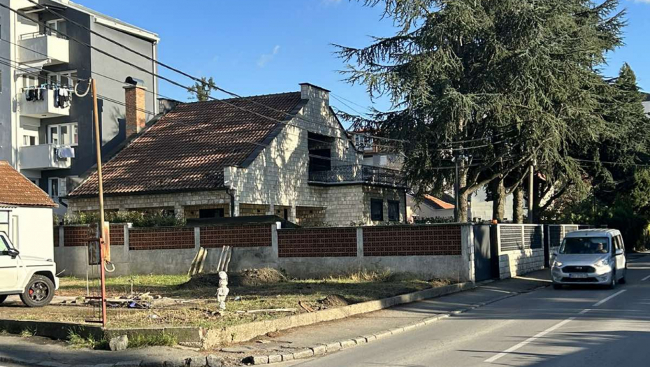 OVO JE KUĆA DRAGOSLAVA KOSMAJCA NA KOJU JE BAČENA BOMBA Drugi napad za osam dana, ćerka zvala policiju (FOTO)