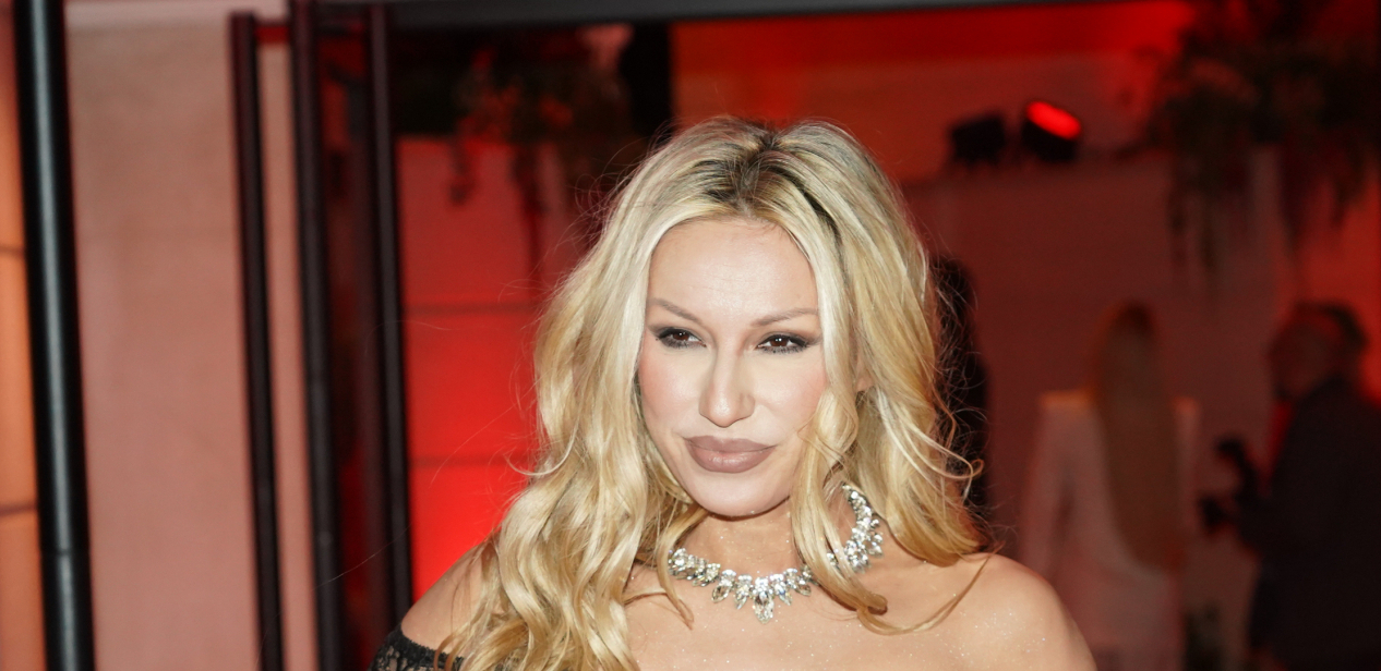 EVO KAKO IZGLEDA MISTERIOZNA MAĆEHA RADE MANOJLOVIĆ Nju je njen otac doveo u porodični dom nakon što je ostala bez majke