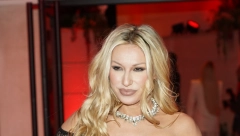 EVO KAKO IZGLEDA MISTERIOZNA MAĆEHA RADE MANOJLOVIĆ Nju je njen otac doveo u porodični dom nakon što je ostala bez majke