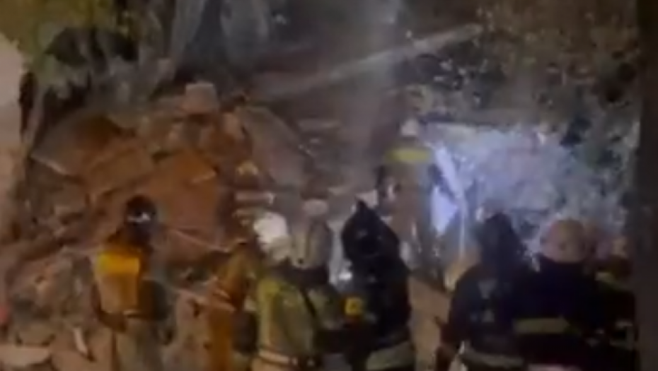 UŽAS! SRUŠILA SE DVA ULAZA U STAMBENOJ ZGRADI Prilikom raščišćavanja ruševina spasioci u Rusiji održali minut ćutanja (FOTO/VIDEO)
