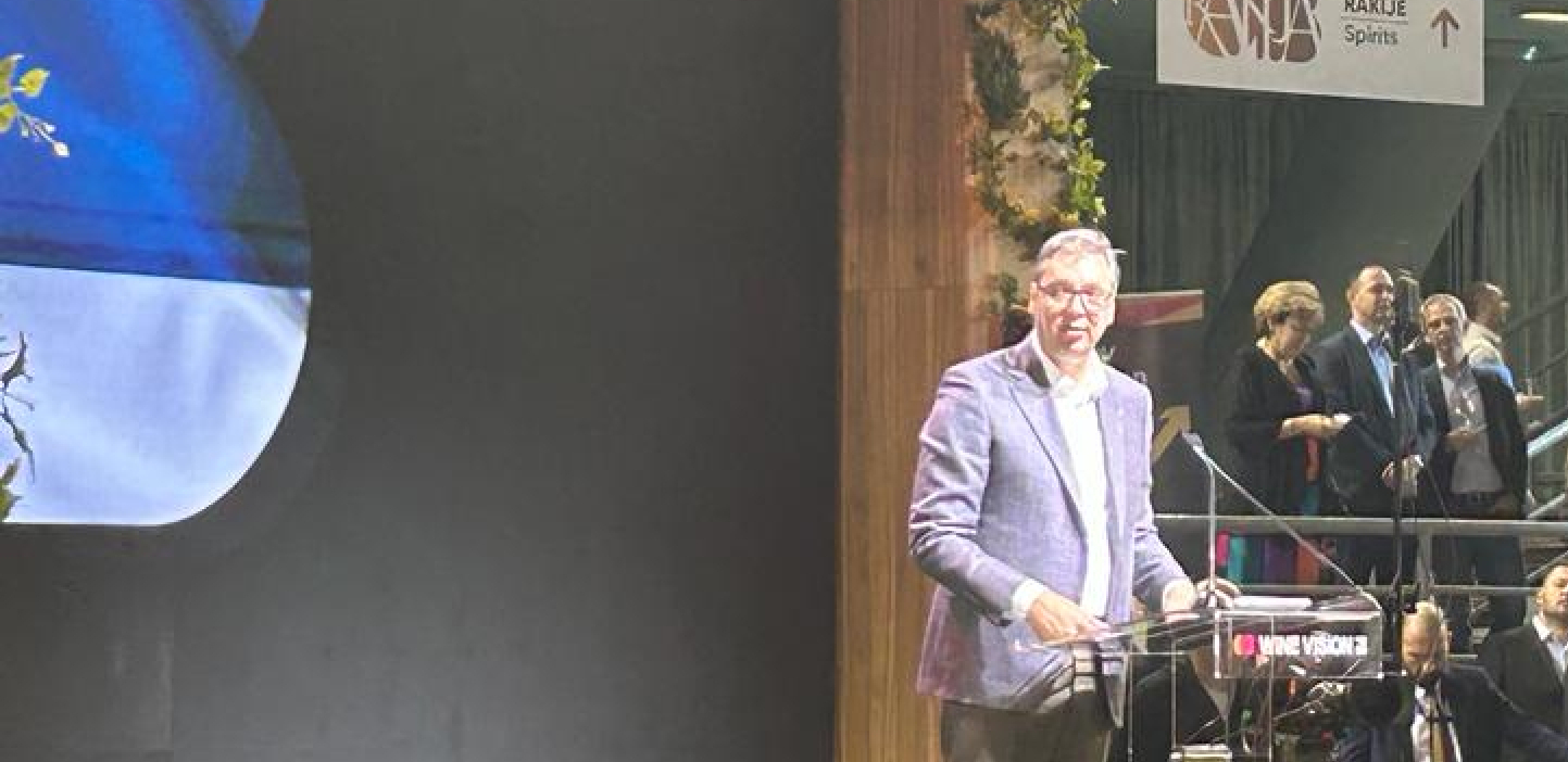 PREDSEDNIK VUČIĆ ZAMOLIO LJUDE DA POSETE SVE HALE TOKOM SAJMA "Dođite da vidite veličanstvena vina i šta su naši kuvari u stanju da urade"