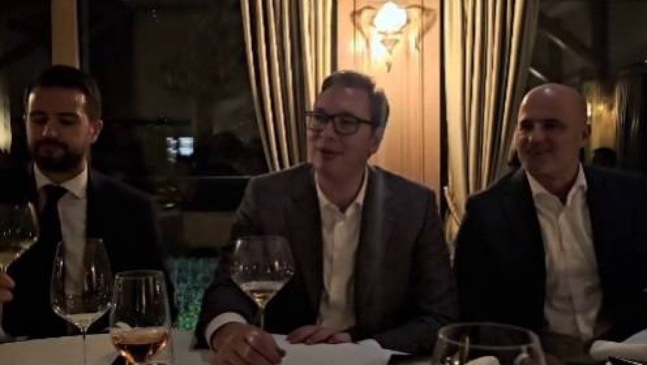 VUČIĆ ZAPEVAO POZNATU PESMU U KAFANI Veselje u društvu Milatovića i Kovačevskog (VIDEO)