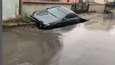 U MALOM MOKROM LUGU ASFALT PROGUTAO AUTOMOBIL Ovako je komšiluk reagovao na parkiran auto