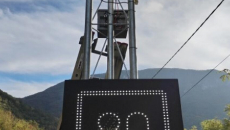 NOVI SAOBRAĆAJNI ZNAKOVI NA SRPSKIM PUTEVIMA Ovako nešto smo samo viđali u inostranstvu