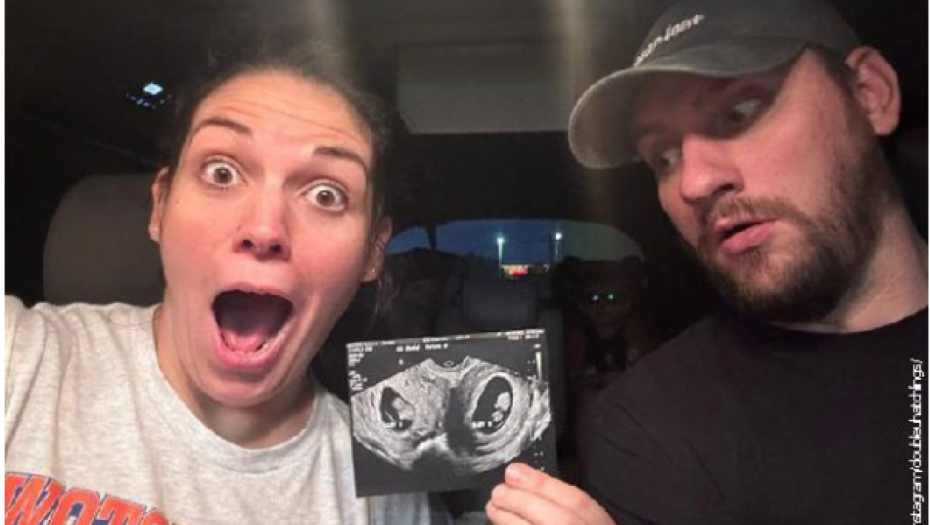 OD ROĐENJA FUNKCIONIŠE SA DVE MATERICE, A SADA JE OPET POSTALA FENOMEN Zatrudnela u obe, nosi dve bebe u dve različite pregrade